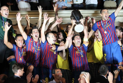 Các cầu thủ Barca vui mừng trên bục vinh quang. 
